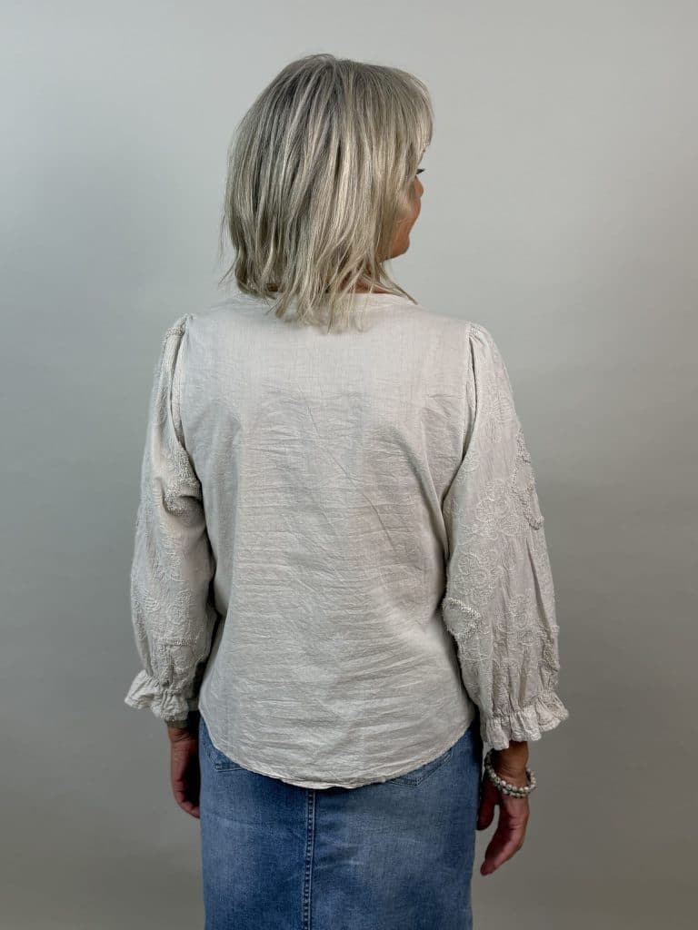 Fin beige blus med brodyrmönster
