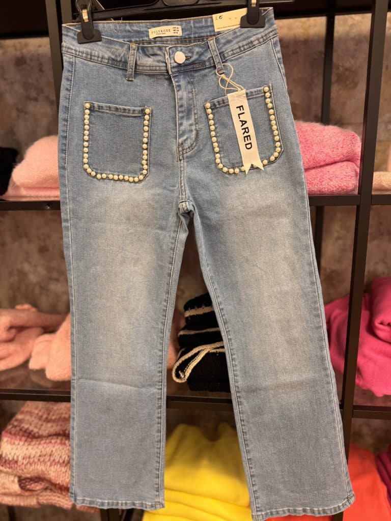 coola jeans med pärlor på fickan
