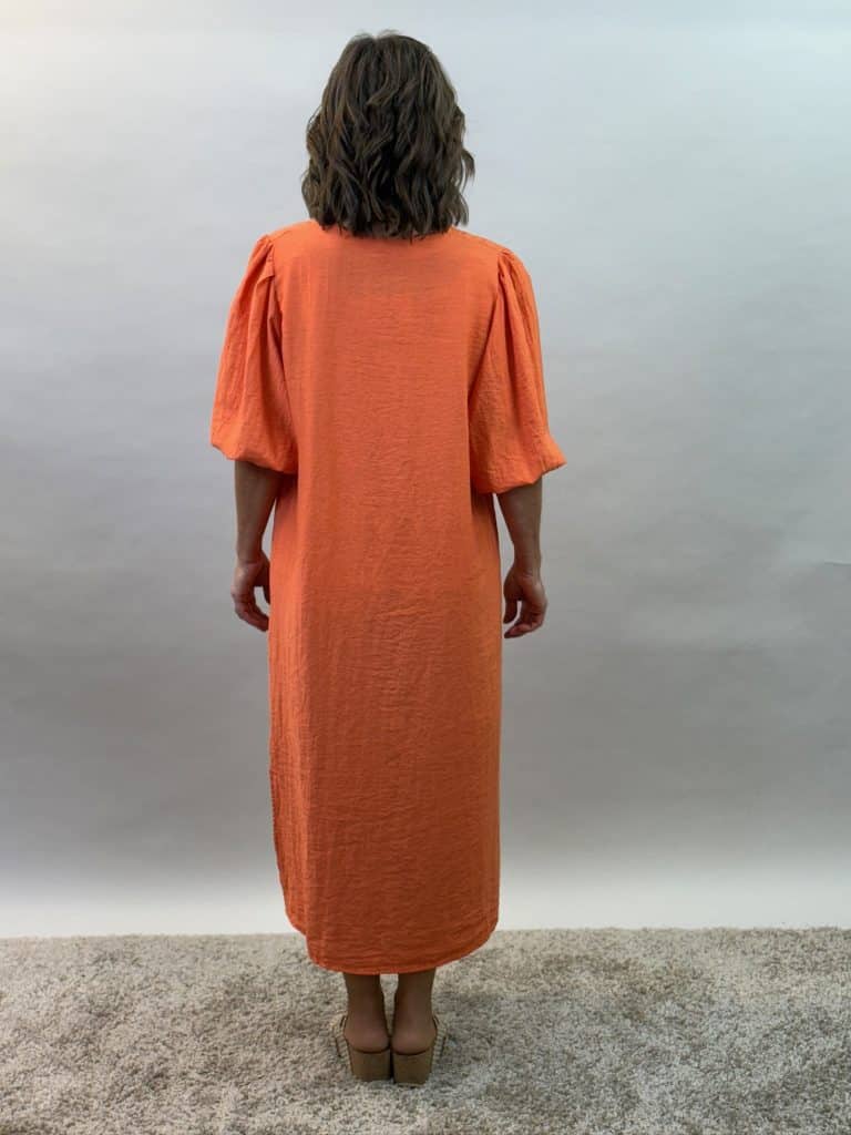 orange genomknäppt klänning