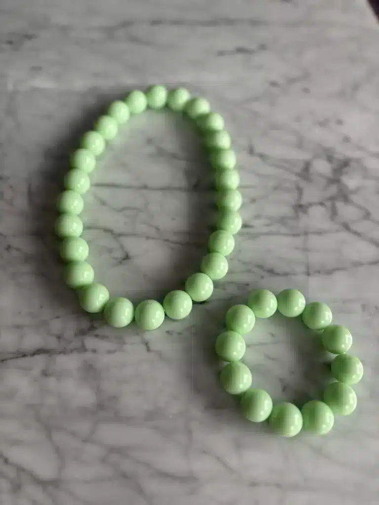 Fint armband med kulor i ljusgrönt
