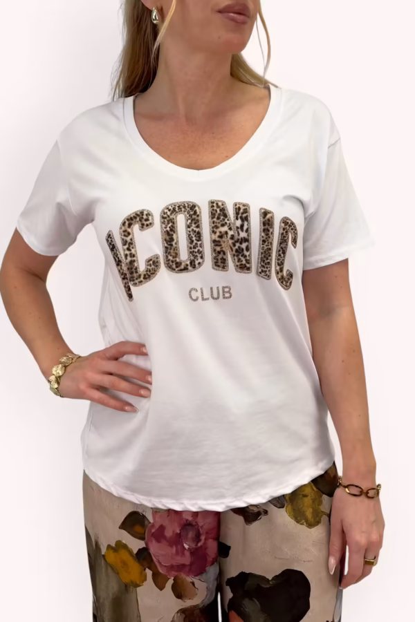 Vit t-shirt med leotryck framtill